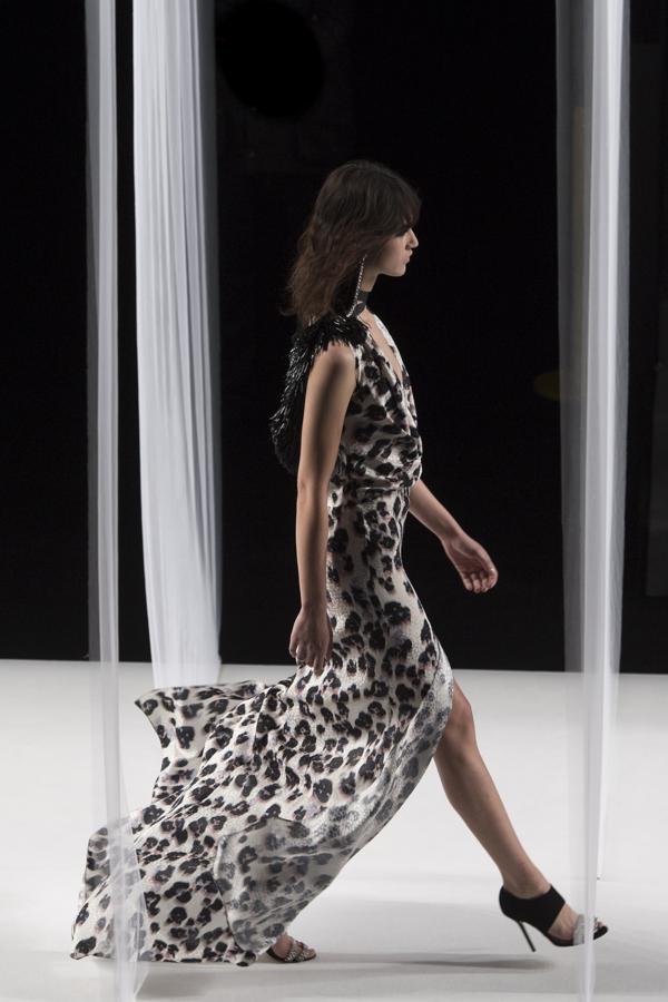 Algo curioso es que, sin abandonar los pantalones cargo, algo que viene de lejos, aunque en esta ocasión sean más ajustados, con la superposición de minifalditas de flecos y armazón cambian completamente la forma de percibirlos. 