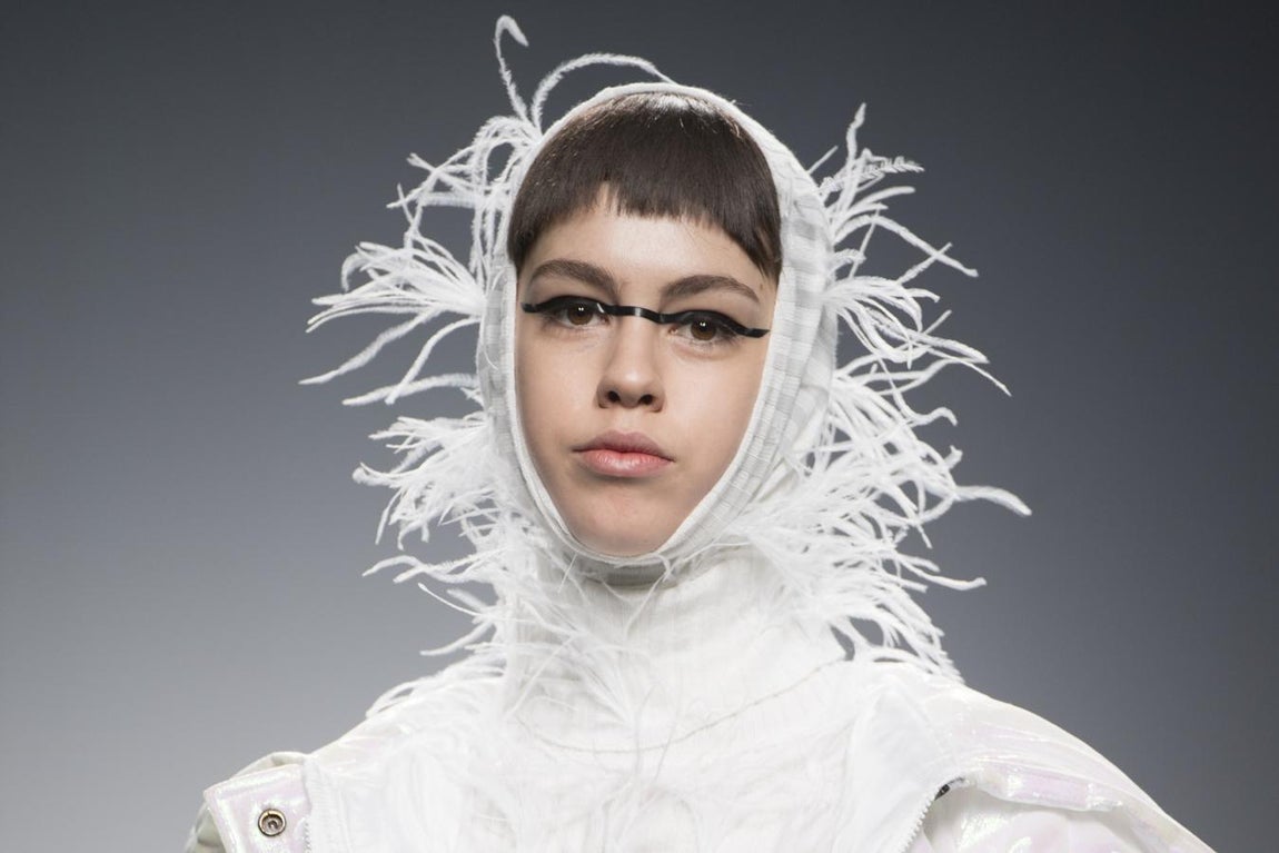 Comienza su presentación con mucho colorido, algo muy propio de ella, y con un estampado lunar en todas sus circunstancias: media luna, lluna llena, eclipse… mezclado con flores y estampado damero en rojo y blanco. Todo color.. 