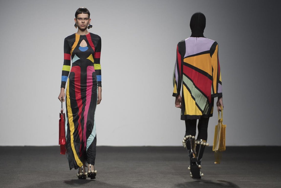 Comienza su presentación con mucho colorido, algo muy propio de ella, y con un estampado lunar en todas sus circunstancias: media luna, lluna llena, eclipse… mezclado con flores y estampado damero en rojo y blanco. Todo color.. 