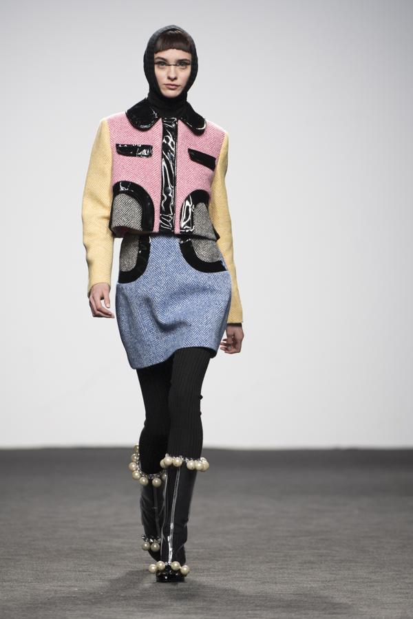 Comienza su presentación con mucho colorido, algo muy propio de ella, y con un estampado lunar en todas sus circunstancias: media luna, lluna llena, eclipse… mezclado con flores y estampado damero en rojo y blanco. Todo color.. 