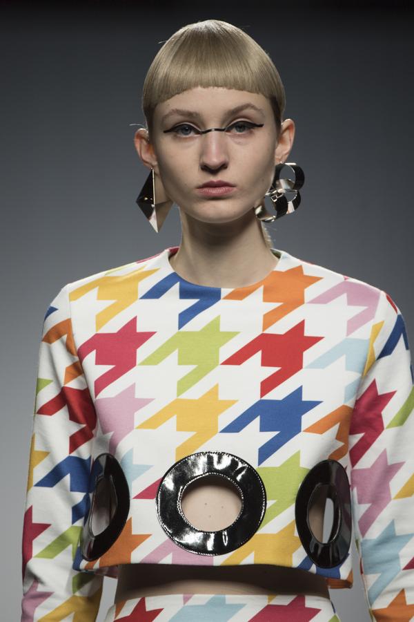 Comienza su presentación con mucho colorido, algo muy propio de ella, y con un estampado lunar en todas sus circunstancias: media luna, lluna llena, eclipse… mezclado con flores y estampado damero en rojo y blanco. Todo color.. 