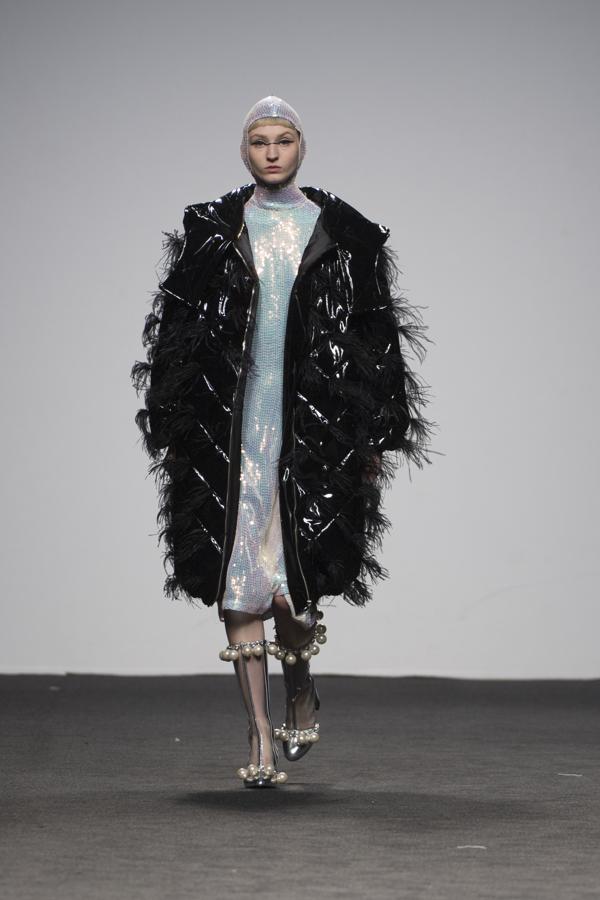 Comienza su presentación con mucho colorido, algo muy propio de ella, y con un estampado lunar en todas sus circunstancias: media luna, lluna llena, eclipse… mezclado con flores y estampado damero en rojo y blanco. Todo color.. 