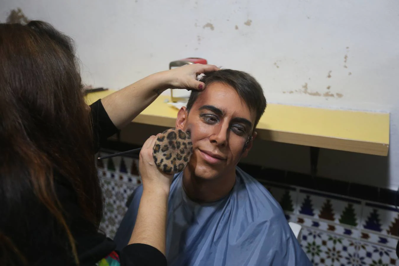 FOTOS: Así es la sesión de maquillaje de la comparsa de Tino Tovar en el Carnaval de Cádiz 2018