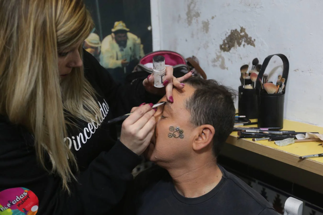 FOTOS: Así es la sesión de maquillaje de la comparsa de Tino Tovar en el Carnaval de Cádiz 2018