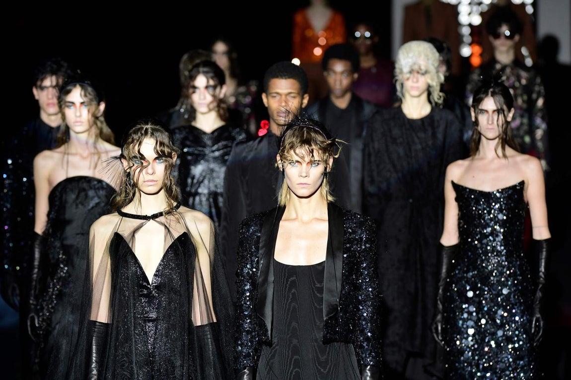 Parte de creaciones de tejidos más livianos, para ir adquiriendo cuerpo y volumen, sin perder su buena sastrería, con chaquetas, abrigos y esmoquin.. 