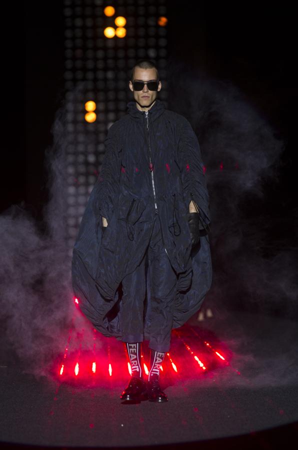 Parte de creaciones de tejidos más livianos, para ir adquiriendo cuerpo y volumen, sin perder su buena sastrería, con chaquetas, abrigos y esmoquin.. 