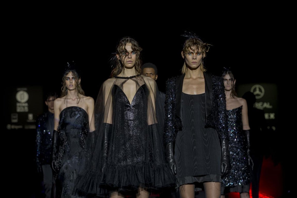 Parte de creaciones de tejidos más livianos, para ir adquiriendo cuerpo y volumen, sin perder su buena sastrería, con chaquetas, abrigos y esmoquin.. 