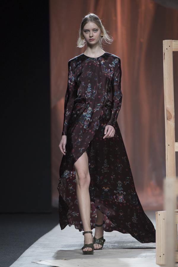 Los hermanos Muñoz han desarrollado una colección en la que a pinceladas y sobre una superficie de terciopelo, han recreado las pinturas y los plisados y los colores tintados del gran maestro Fortuny y Madrazo. 