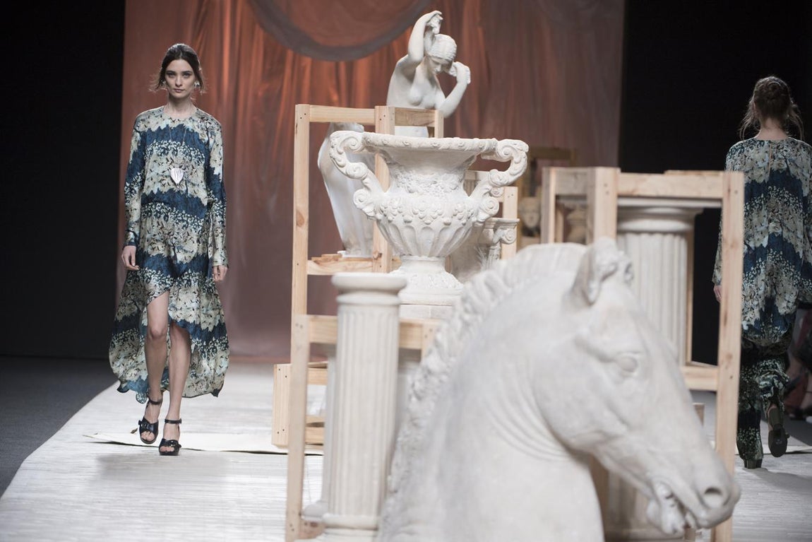 Los hermanos Muñoz han desarrollado una colección en la que a pinceladas y sobre una superficie de terciopelo, han recreado las pinturas y los plisados y los colores tintados del gran maestro Fortuny y Madrazo. 