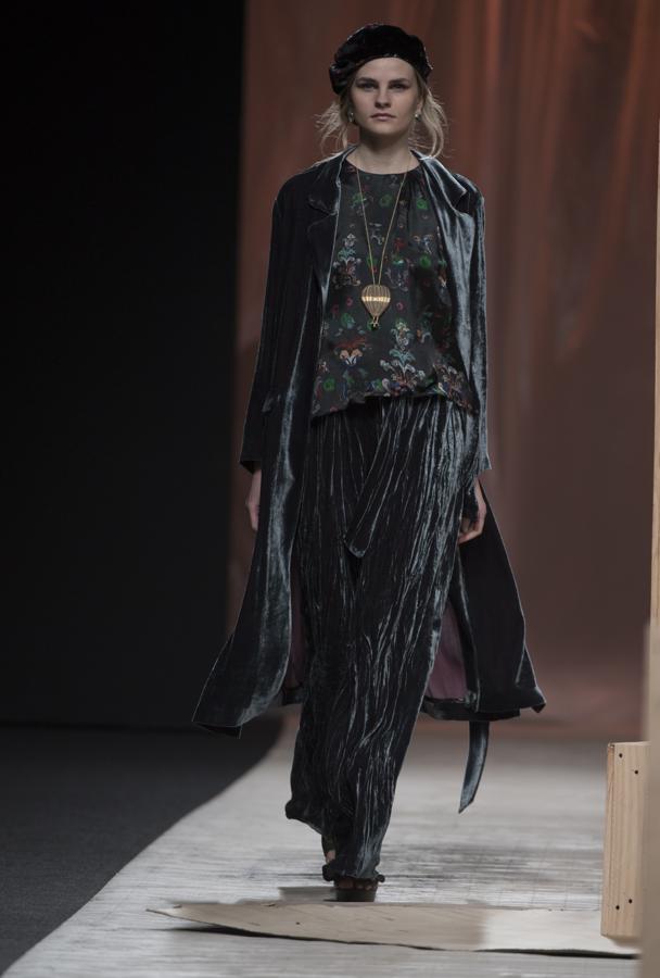 Los hermanos Muñoz han desarrollado una colección en la que a pinceladas y sobre una superficie de terciopelo, han recreado las pinturas y los plisados y los colores tintados del gran maestro Fortuny y Madrazo. 