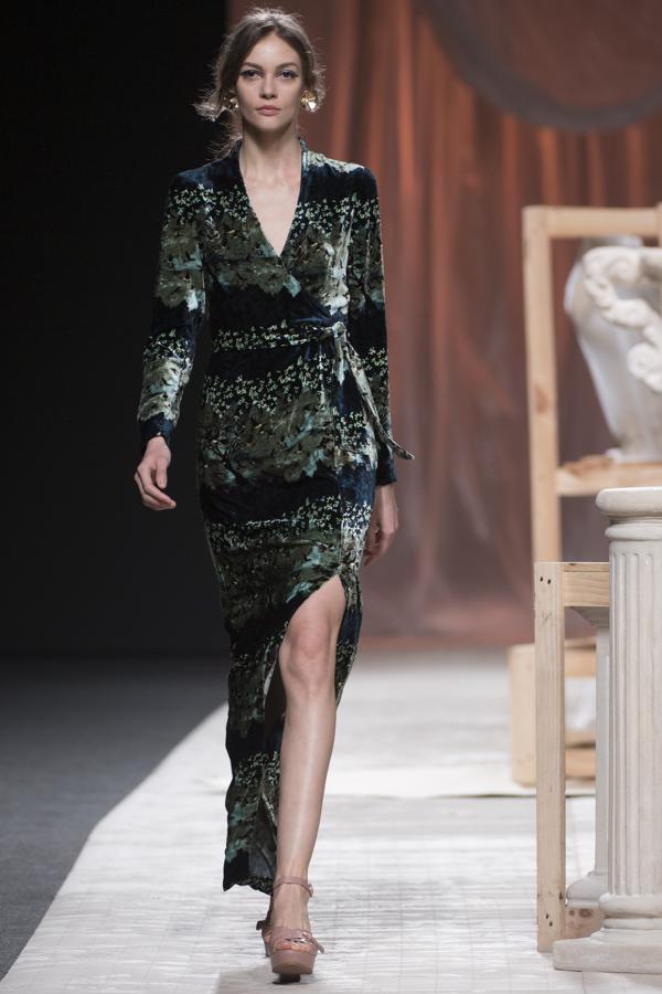 Los hermanos Muñoz han desarrollado una colección en la que a pinceladas y sobre una superficie de terciopelo, han recreado las pinturas y los plisados y los colores tintados del gran maestro Fortuny y Madrazo. 