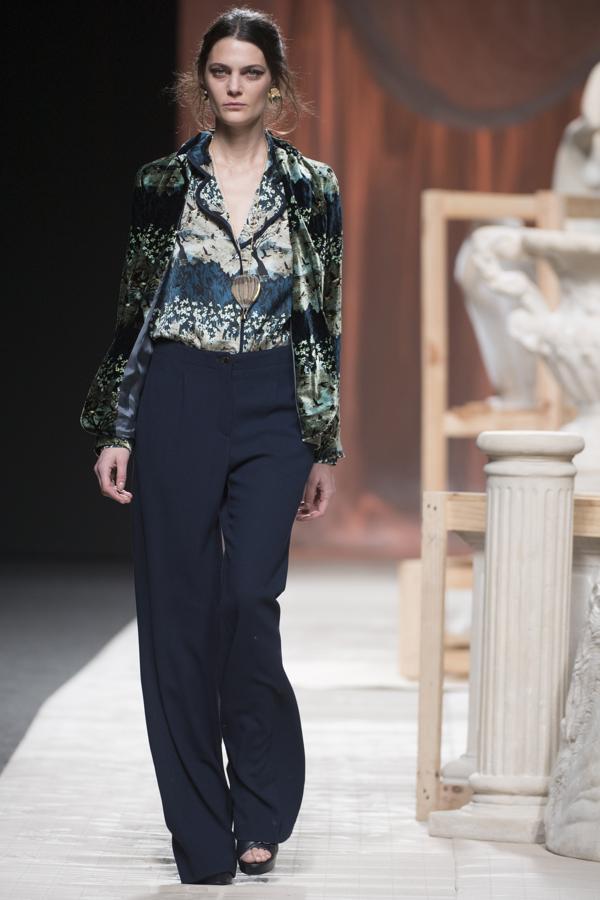 Los hermanos Muñoz han desarrollado una colección en la que a pinceladas y sobre una superficie de terciopelo, han recreado las pinturas y los plisados y los colores tintados del gran maestro Fortuny y Madrazo. 