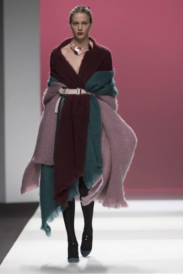 Su esencia estaba en el alma de todas las prendas, aunque con novedades: la introducción de colores pasteles, la combinación de tejidos hasta resultar un estampado y la utilización de acolchados, en capas. 