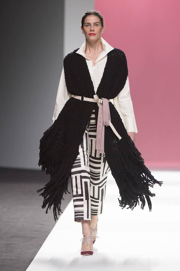 Su esencia estaba en el alma de todas las prendas, aunque con novedades: la introducción de colores pasteles, la combinación de tejidos hasta resultar un estampado y la utilización de acolchados, en capas. 