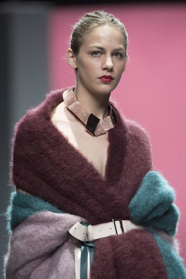 Su esencia estaba en el alma de todas las prendas, aunque con novedades: la introducción de colores pasteles, la combinación de tejidos hasta resultar un estampado y la utilización de acolchados, en capas. 