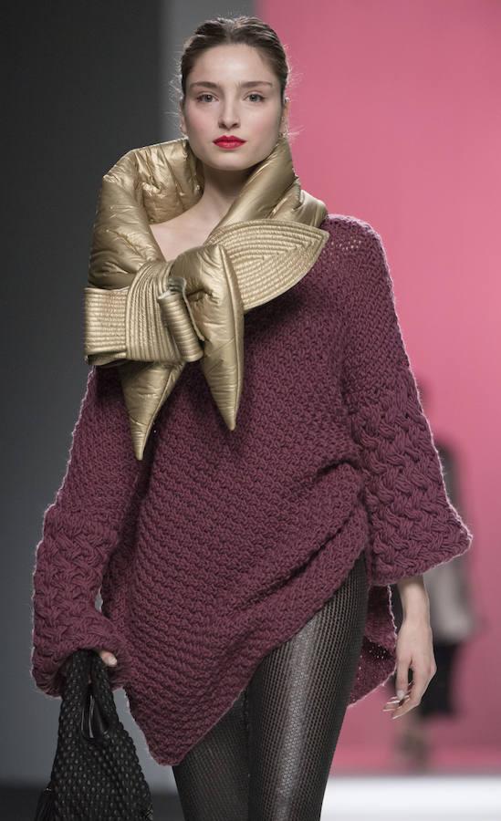 Su esencia estaba en el alma de todas las prendas, aunque con novedades: la introducción de colores pasteles, la combinación de tejidos hasta resultar un estampado y la utilización de acolchados, en capas. 