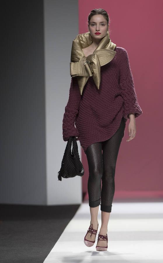 Su esencia estaba en el alma de todas las prendas, aunque con novedades: la introducción de colores pasteles, la combinación de tejidos hasta resultar un estampado y la utilización de acolchados, en capas. 