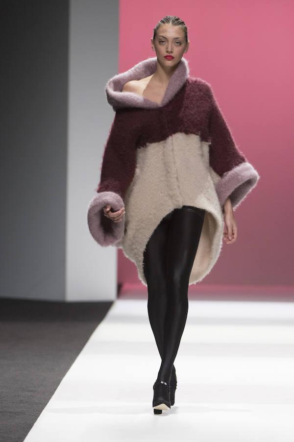 Su esencia estaba en el alma de todas las prendas, aunque con novedades: la introducción de colores pasteles, la combinación de tejidos hasta resultar un estampado y la utilización de acolchados, en capas. 