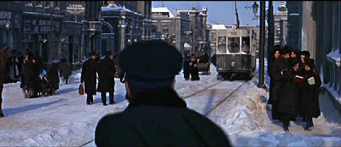 5. Un Moscú en Canillas. La imagen, de la mítica «Doctor Zhivago», pretende ser una calle de Moscú en pleno invierno ruso. Pero en realidad, era cartón piedrra situado a las afueras de Madrid, en el naciente barrio de Canillas, en un descampado muy cerca de su cementerio.