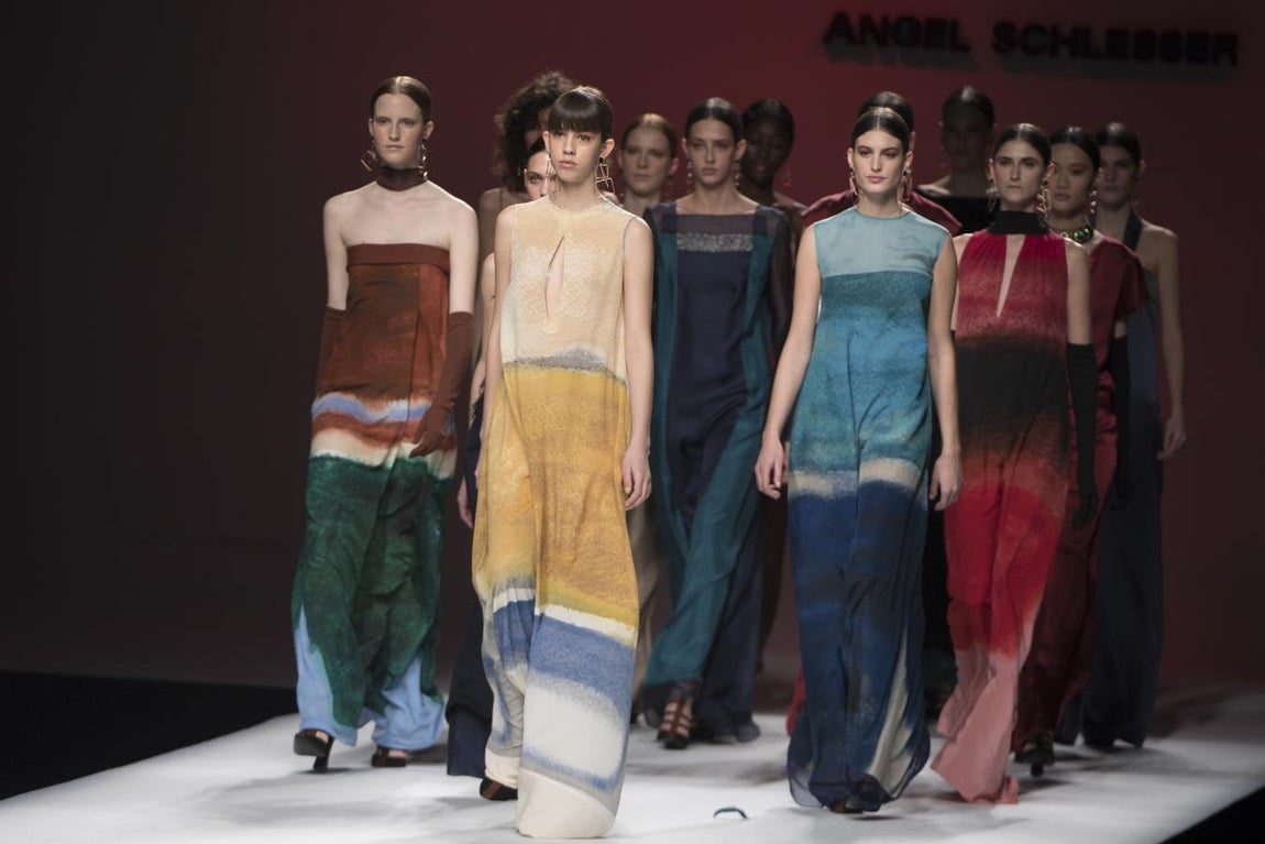 Las líneas siguen simples, minimalistas, pero con una superposición de tejidos que le aportaban atractivo. 