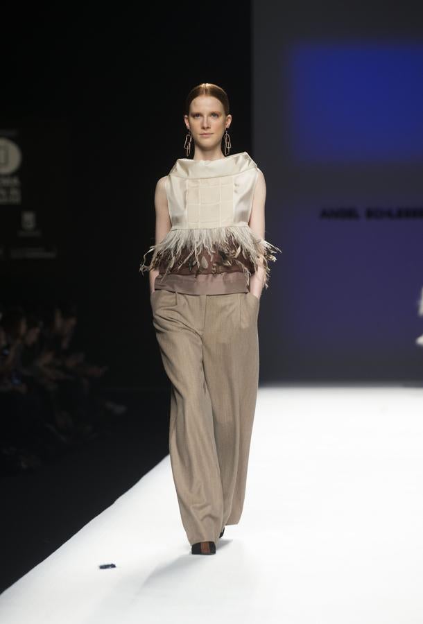 Las líneas siguen simples, minimalistas, pero con una superposición de tejidos que le aportaban atractivo. 