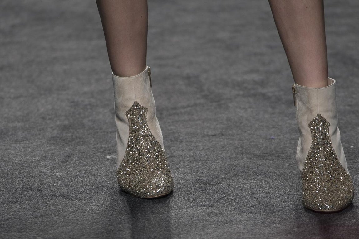 La diseñadora comienza sus colecciones a partir de imágenes y bocetos a los que va dando vida en tejidos. 