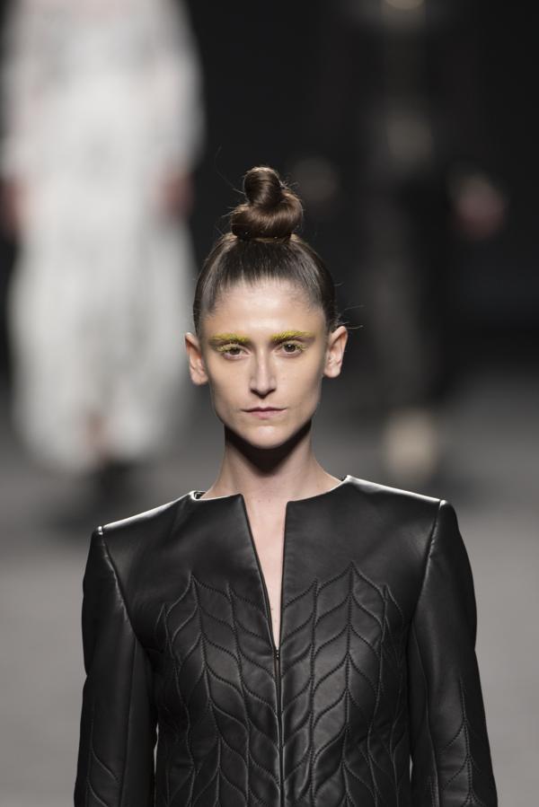 Teresa Helbig siempre busca modelos atípicas y con un semblante serio. 