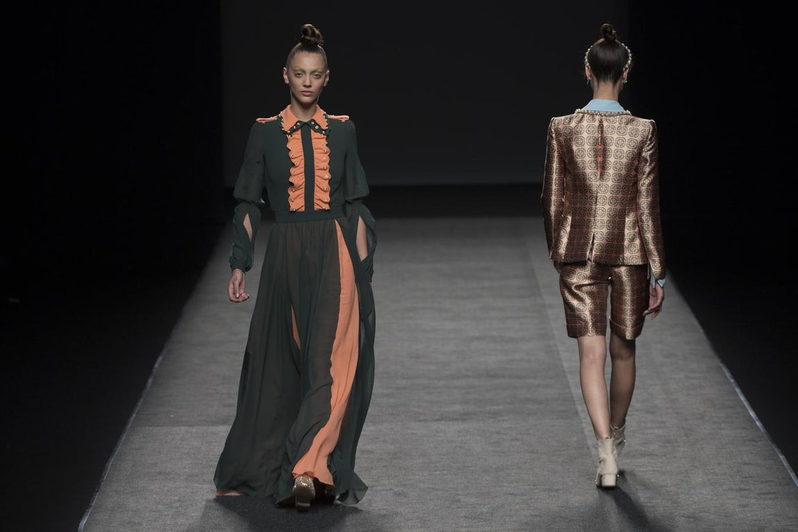 Helbig también ha jugado con los diseños bicolor, combinando colores como el verde oscuro y el coral rosa. 