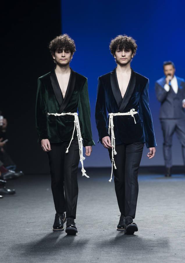 En esta, su segunda colección en la pasarela madrileña, de 32 salidas, ha propuesto un esmoquin de día y la seda con lurex combinados con abrigo de chenilla en lanas puras para la noche. 