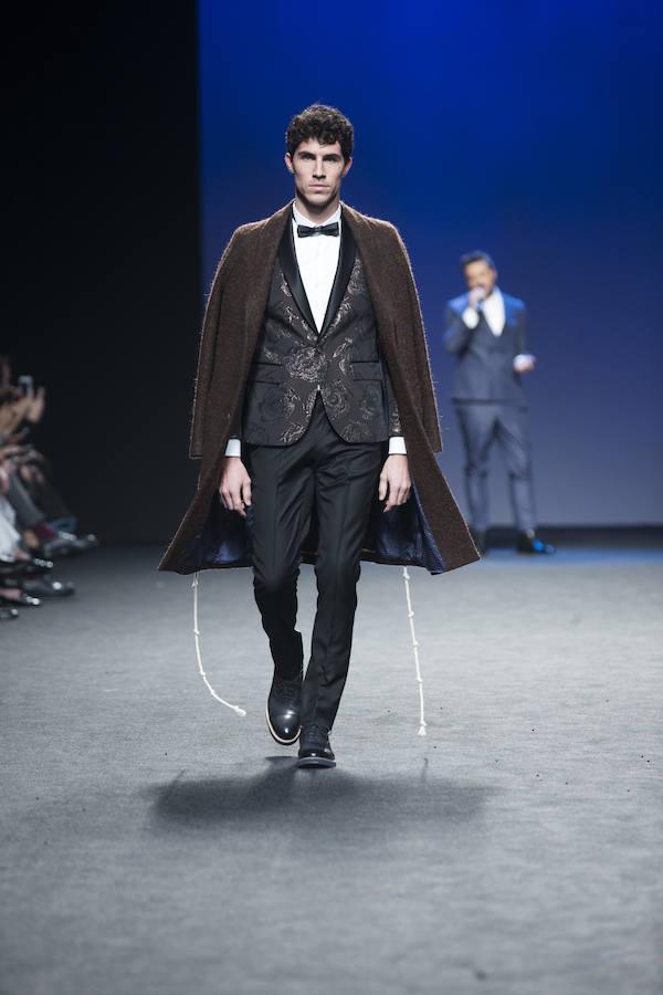 En esta, su segunda colección en la pasarela madrileña, de 32 salidas, ha propuesto un esmoquin de día y la seda con lurex combinados con abrigo de chenilla en lanas puras para la noche. 