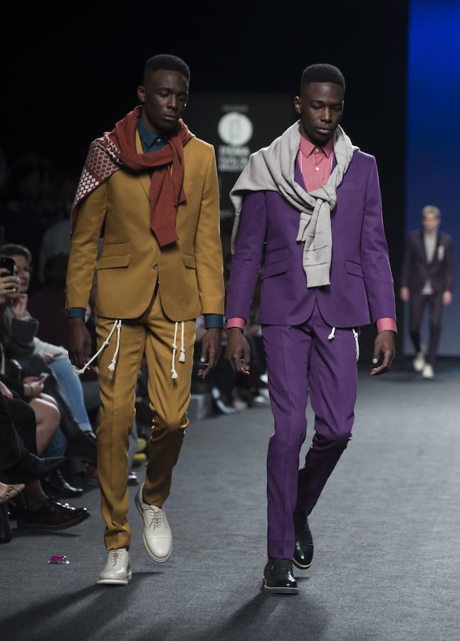 En esta, su segunda colección en la pasarela madrileña, de 32 salidas, ha propuesto un esmoquin de día y la seda con lurex combinados con abrigo de chenilla en lanas puras para la noche. 