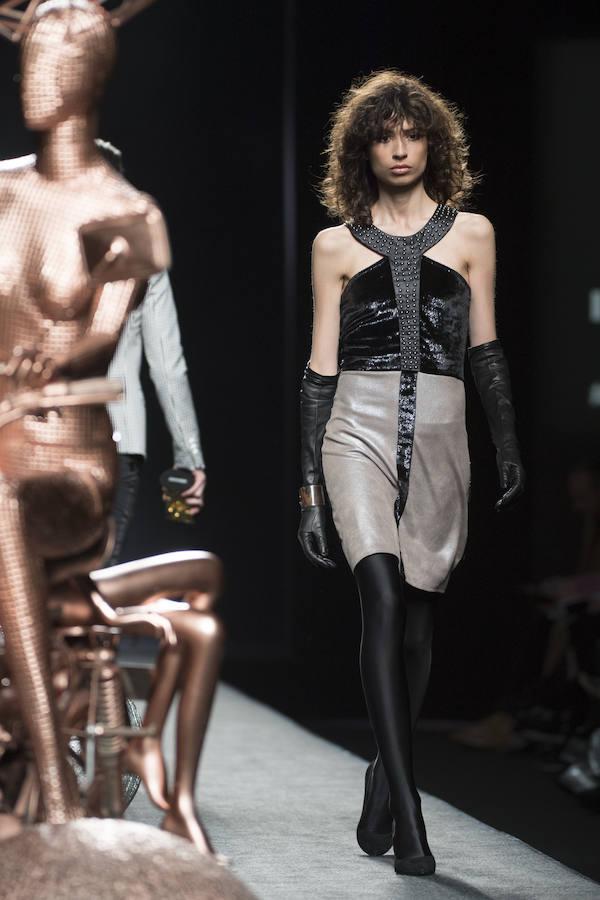 Los diseños de Ion Fiz, caracterizados por muchas telas metalizadas como el lúrex, combinados con lamé o lana. 