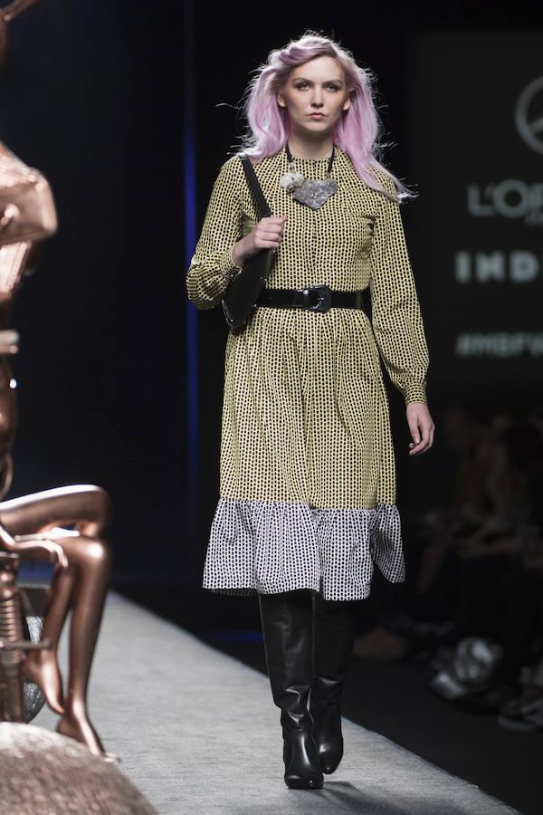 Los diseños de Ion Fiz, caracterizados por muchas telas metalizadas como el lúrex, combinados con lamé o lana. 