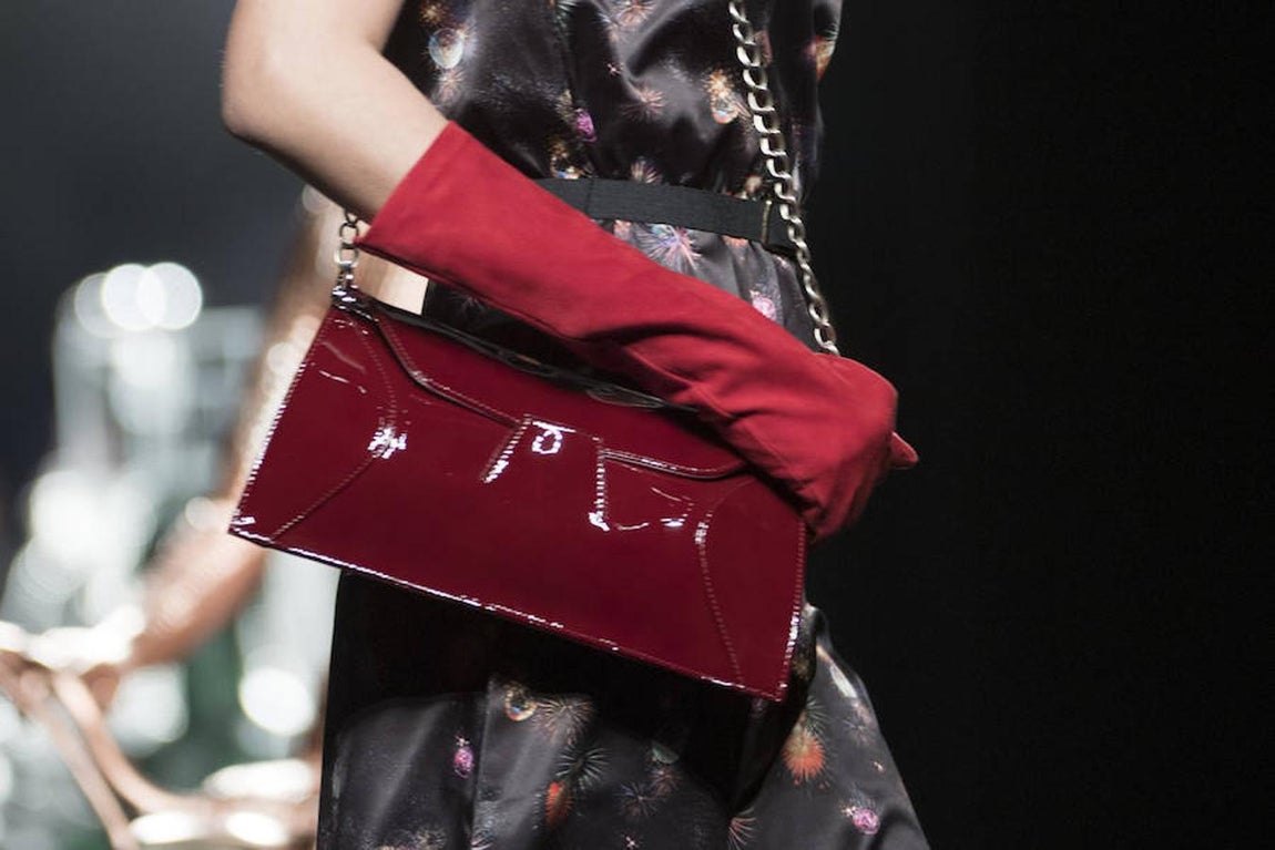 Los diseños de Ion Fiz, caracterizados por muchas telas metalizadas como el lúrex, combinados con lamé o lana. 