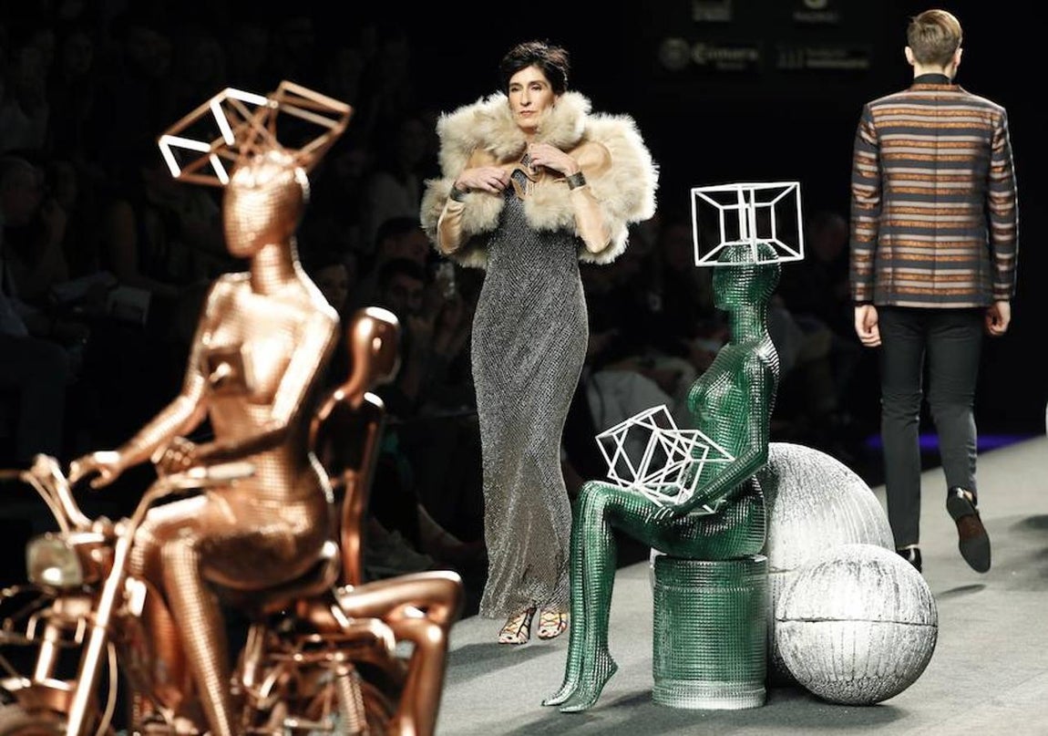 Los diseños de Ion Fiz, caracterizados por muchas telas metalizadas como el lúrex, combinados con lamé o lana. 