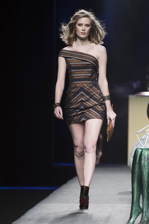 Los diseños de Ion Fiz, caracterizados por muchas telas metalizadas como el lúrex, combinados con lamé o lana. 