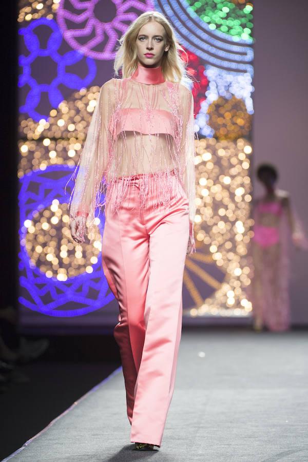 Basándose en la sastrería masculina, Juana Martín ha resuelto prendas femeninas. 