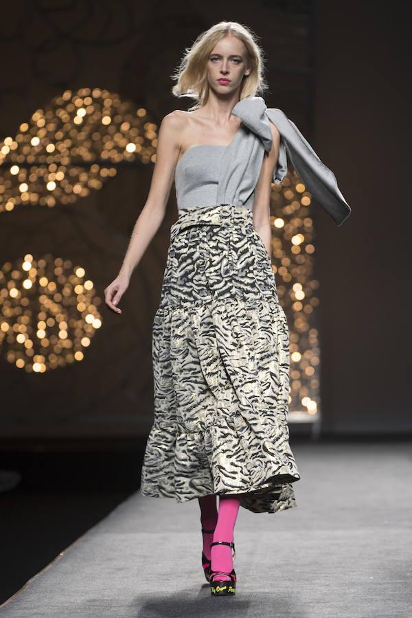 Basándose en la sastrería masculina, Juana Martín ha resuelto prendas femeninas. 