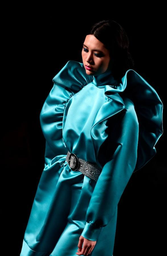 Basándose en la sastrería masculina, Juana Martín ha resuelto prendas femeninas. 