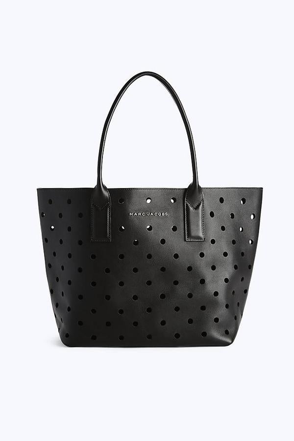 Marc Jacobs. Modelo Tote perforado en piel de color negro. (Precio: De 540 a 270 euros)