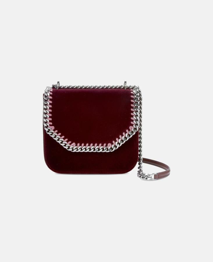 Stella McCartney. Modelo Falabella Box en terciopelo burdeos con detalle de cadena. (Precio: De 850 a 595 euros)