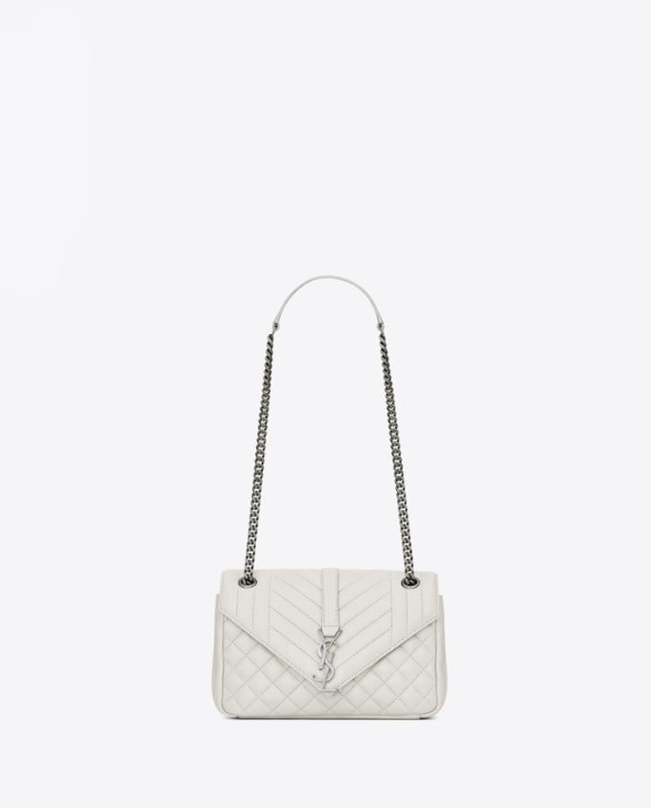 Saint Laurent. Modelo de piel acolchada en color blanco. (Precio: De 1.690 a 1.352 euros)