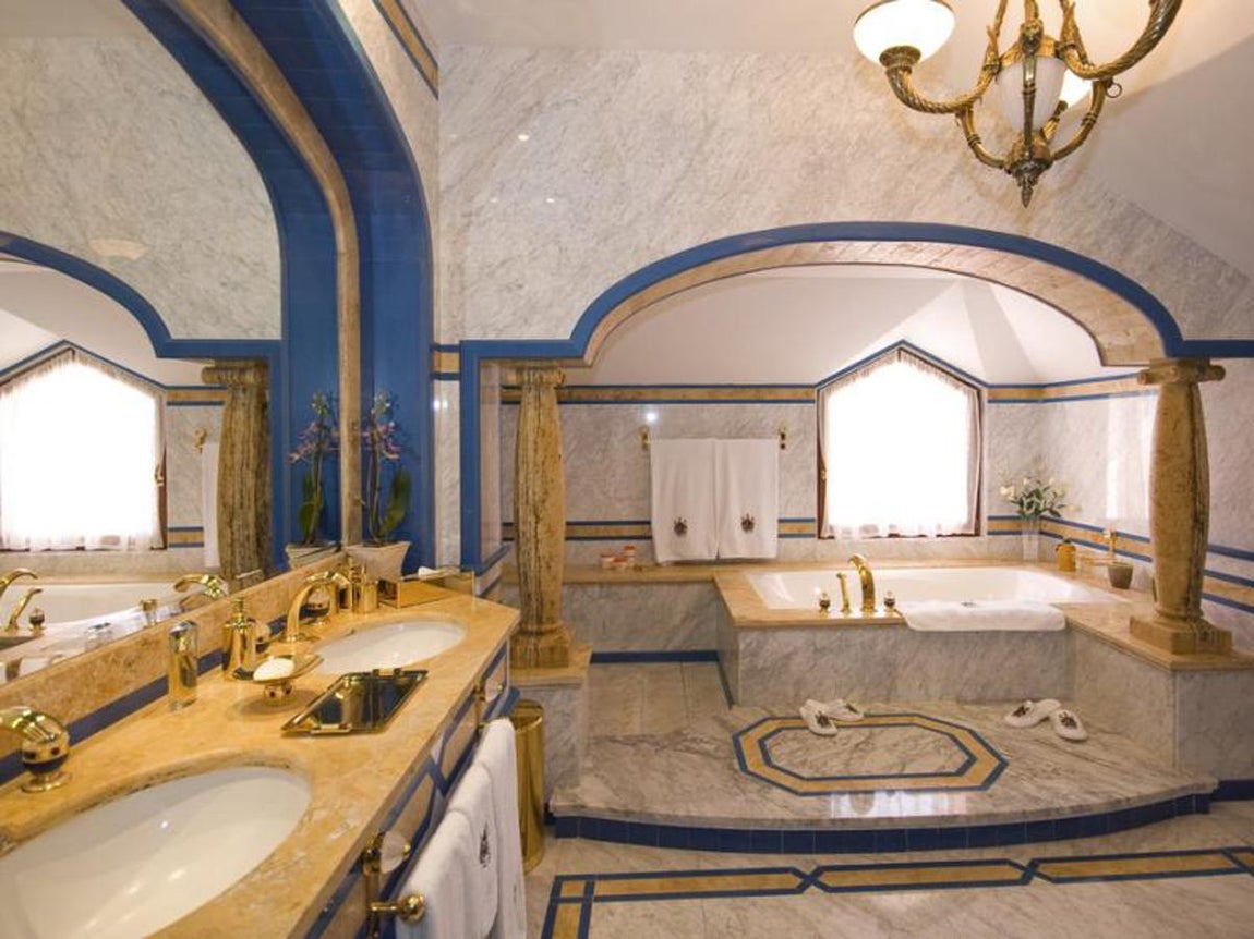 Cuartos de baños. En la villa hay un total de 12 dormitorios y 10 cuartos de baño