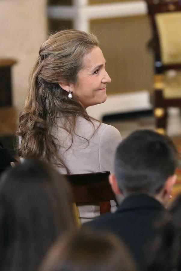 El Rey impone a la Princesa el Toisón de Oro que perteneció a Don Juan. 