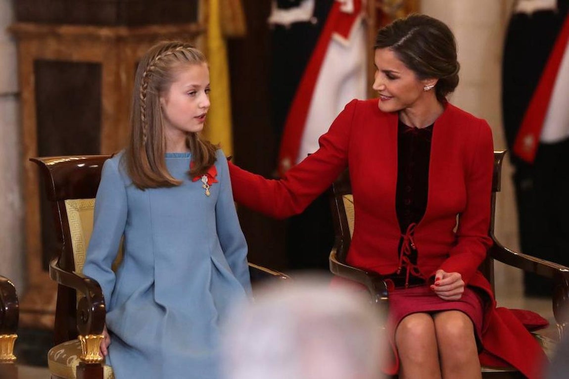 El Rey impone a la Princesa el Toisón de Oro que perteneció a Don Juan. 