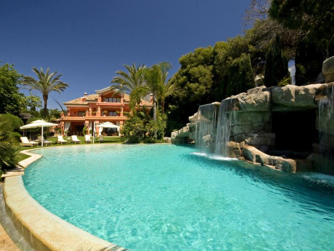 Villa Loriana. La finca mide más de 8.000 metros cuadrados y su construcción más imponente es la vivienda principal. Sin embargo, en el recinto hay otras tres viviendas a mayores, piscina en forma de laguna con cascada incluida y una casa atalaya. Uno de los detalles más ostentosos: una enorme fuente de piedra en la entrada principal