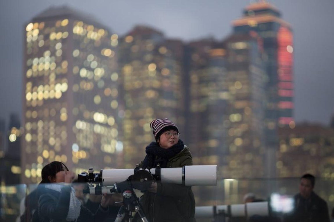 Las imágenes más impactantes de la superluna. Varias personas se han concentrado para observar la denominada superluna azul en el cielo de Hong Kong, China