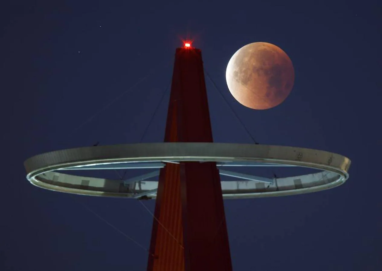 Las imágenes más impactantes de la superluna. Vista de la superluna azul sobre el estadio Angel de Anaheim, California (Estados Unidos)