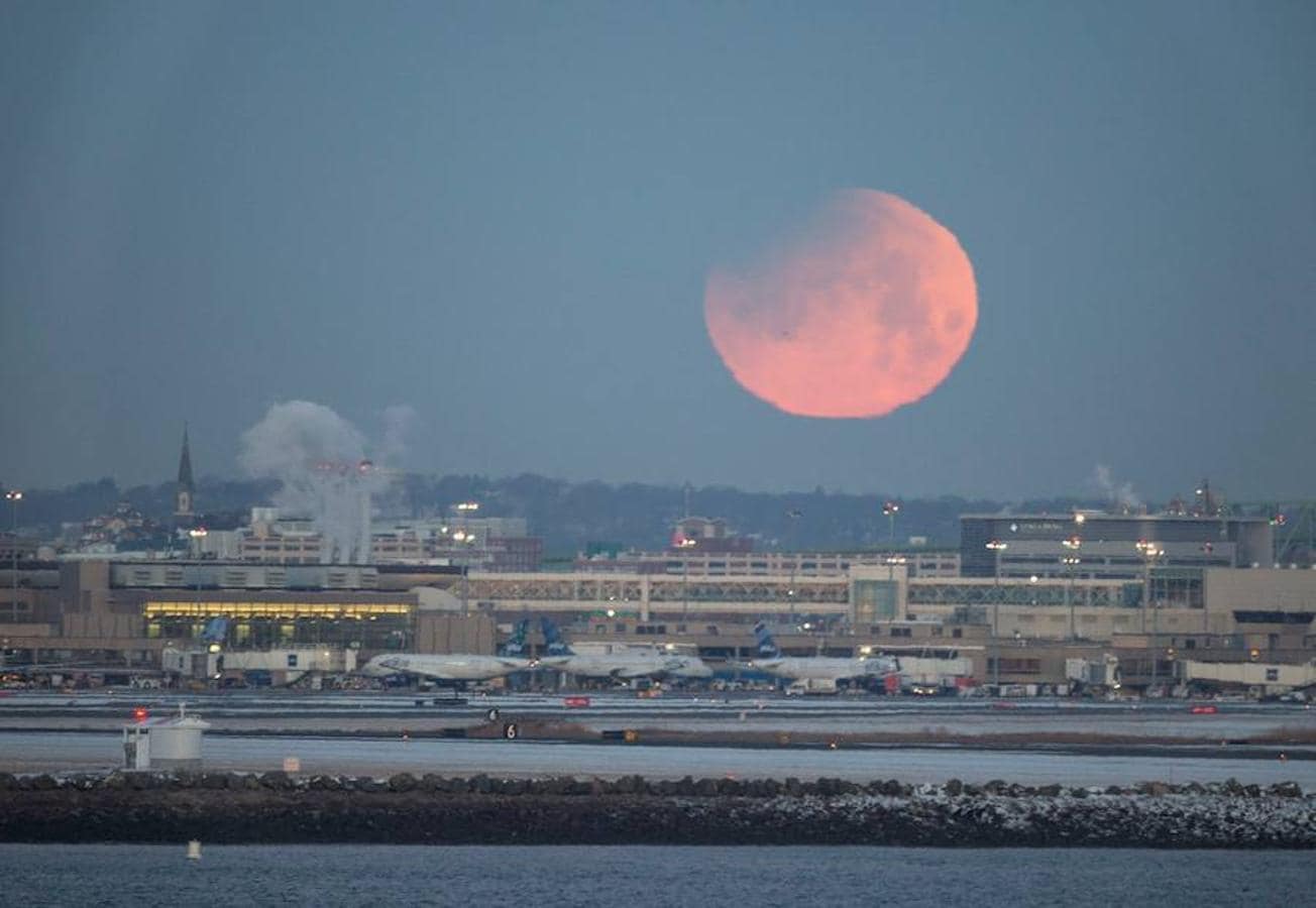 Las imágenes más impactantes de la superluna. Vista de la superluna sobre el Aeropuerto de Boston (Estados Unidos)
