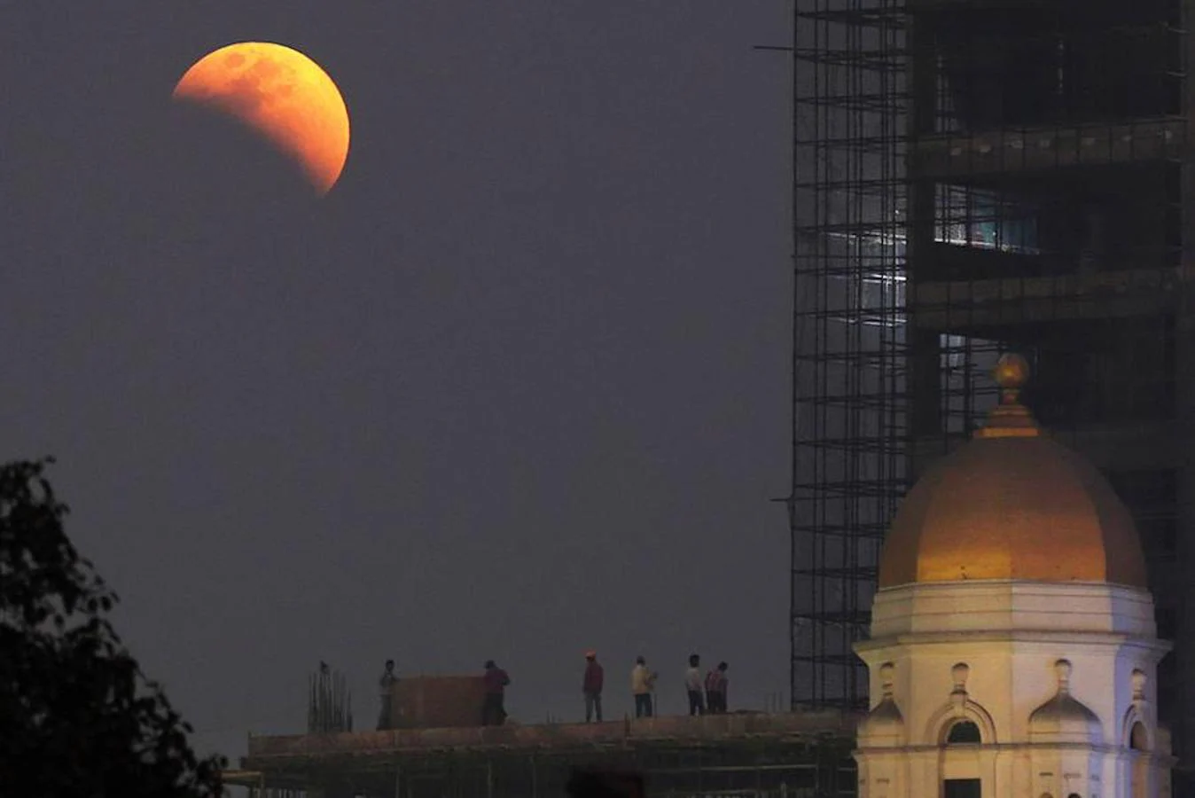 Las imágenes más impactantes de la superluna. Impactante vista de la superluna desde uno de los edificios históricos de Calcula (India)